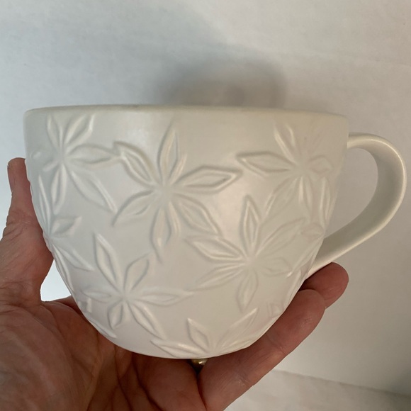 STARBUCKS | Embossed Holiday Cup - Picture 4 of 8